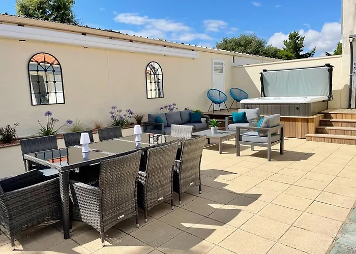 Le Rivage, Maison Proche Avec